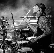 Travis Barker...The Way he plays the Drums....OMGGGG♥♥♥♥♥ | Travis barker,  Blink 182, Blink 182 travis